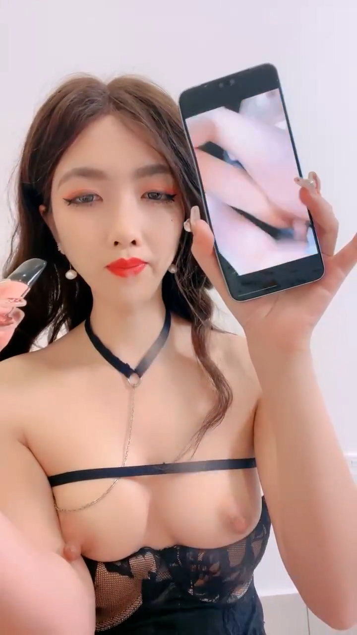 发骚的御姐小少妇全程露脸跟狼友互动撩骚，分享手机里的性爱片段，撅着屁股让大哥调教，手指捅菊花爆草抽插