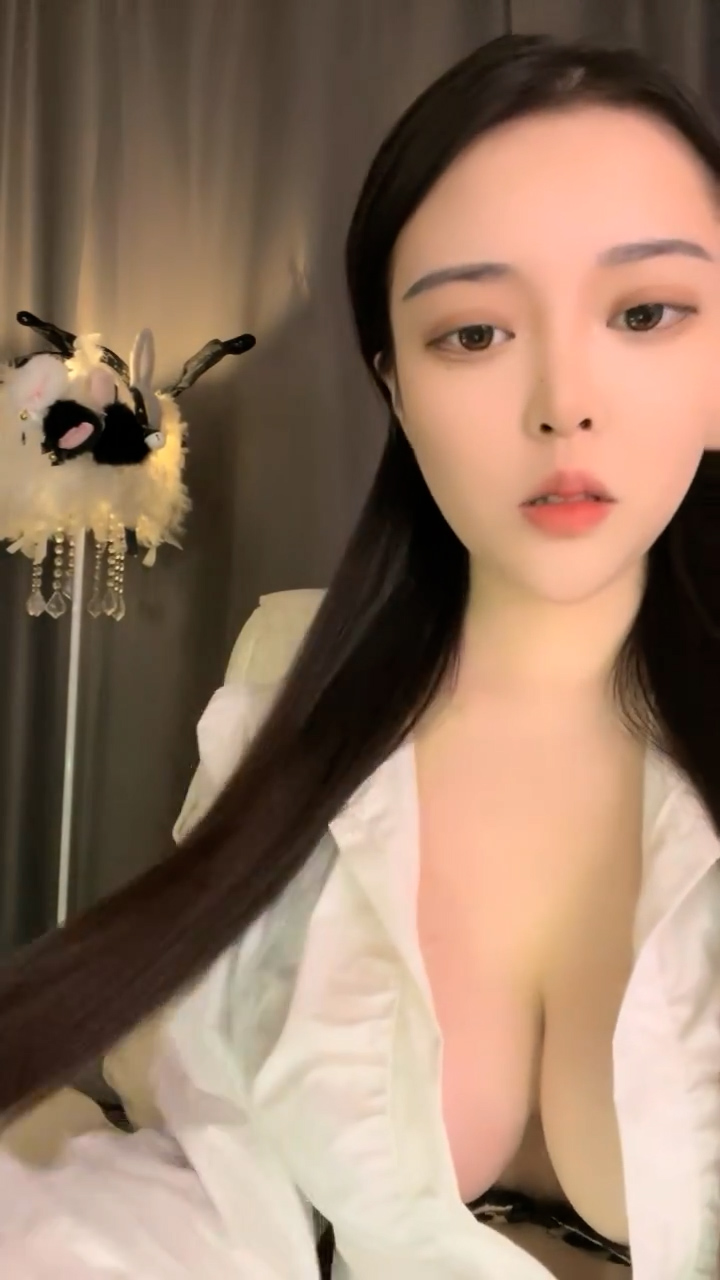 极品尤物网红美女！豹纹内衣OL风！扒开珍珠内裤，大黑牛震骚穴，跪在地上翘肥臀，极度诱惑